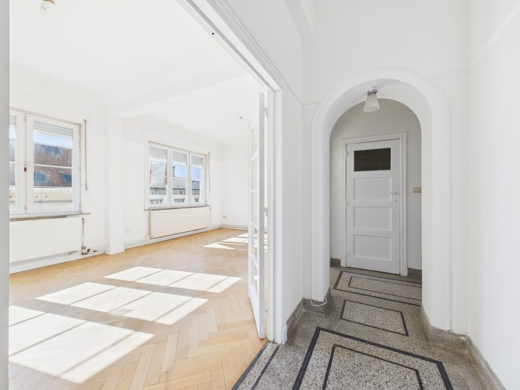 6662879 64542939 Emile De Beco 112.04 Realtycare